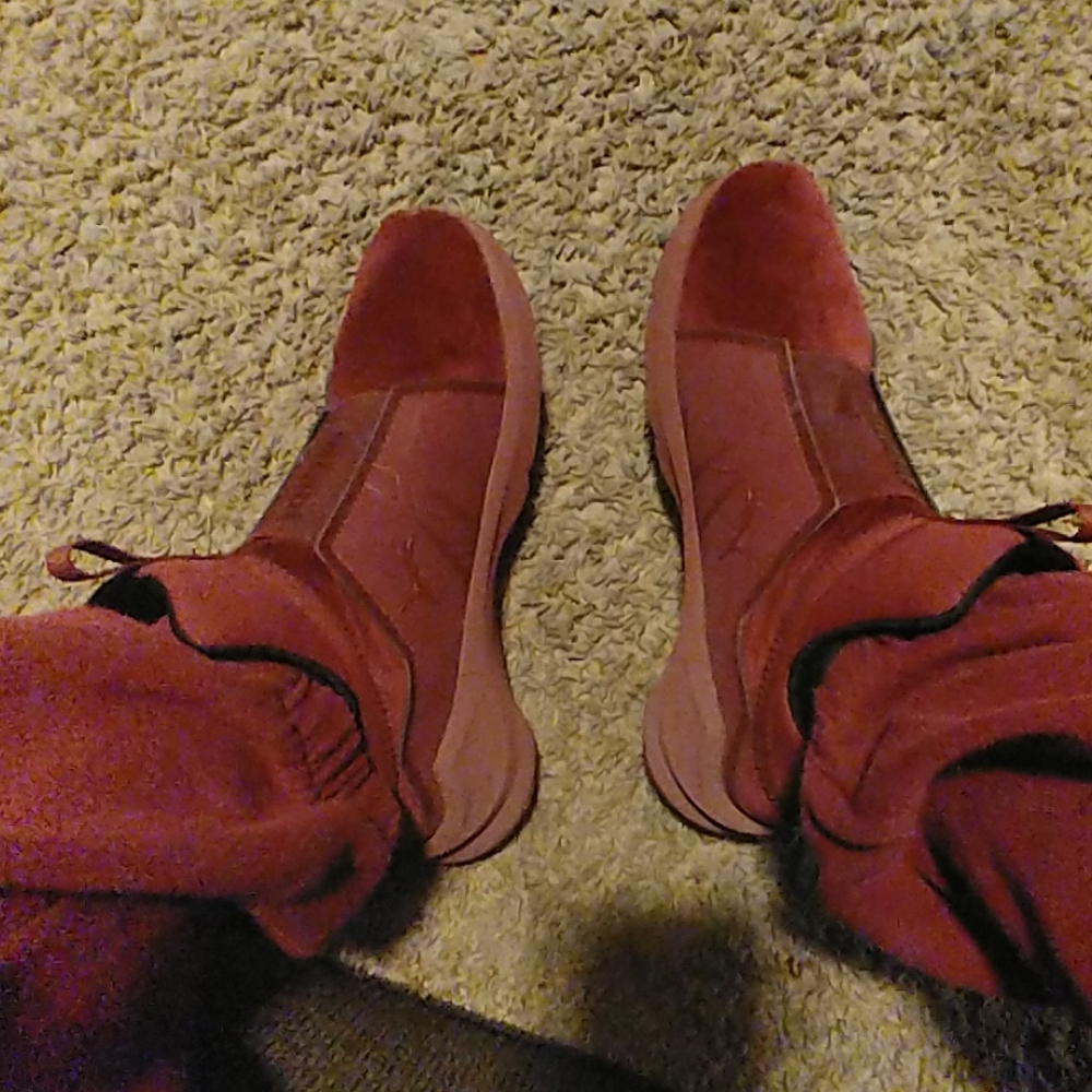 Women's Velvet Pumas